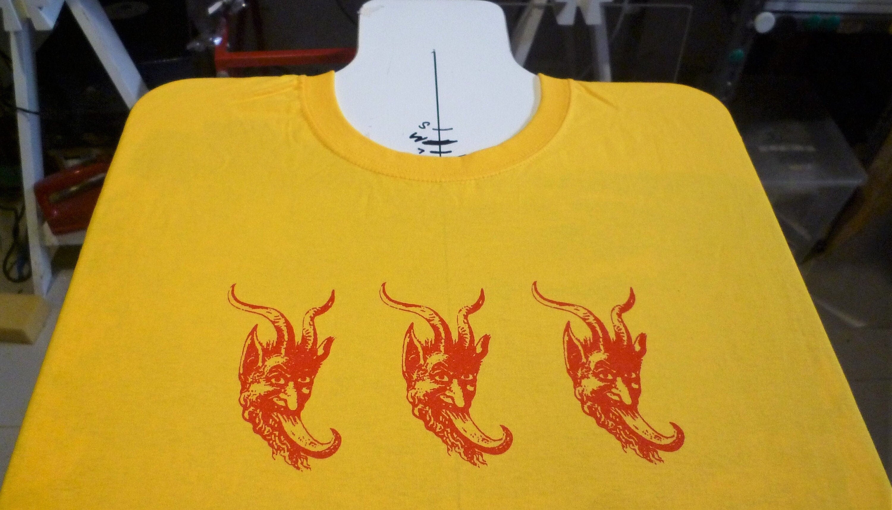 3 DEVIL FACES    T SHIRT