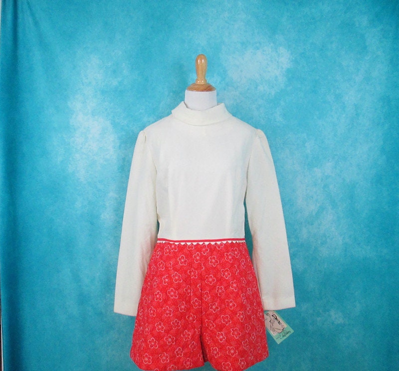 1970&#39;s Deadstock Red & Ivory Floral Romper Vintage Evelyn Pearson Lounging Apparel Quilted Shorts Jumper